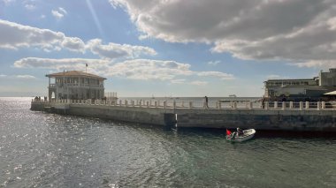 Moda, İstanbul, Türkiye. 29 Ekim 2022. Marmara Denizi ve Moda İskelesi manzarası İstanbul 'un Kadıköy ilçesinin Moda kıyısından sonbaharda