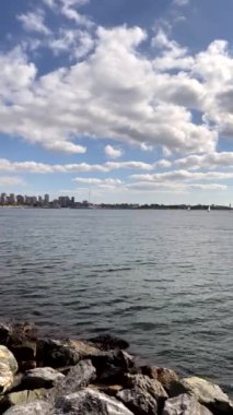 Moda, İstanbul, Türkiye. 29 Ekim 2022. Marmara Denizi ve Moda İskelesi manzarası İstanbul 'un Kadıköy ilçesinin Moda kıyısından sonbaharda