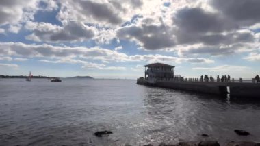 Moda, İstanbul, Türkiye. 29 Ekim 2022. Marmara Denizi ve Moda İskelesi manzarası İstanbul 'un Kadıköy ilçesinin Moda kıyısından sonbaharda