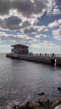 Moda, İstanbul, Türkiye. 29 Ekim 2022. Marmara Denizi ve Moda İskelesi manzarası İstanbul 'un Kadıköy ilçesinin Moda kıyısından sonbaharda