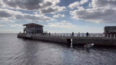 Moda, İstanbul, Türkiye. 29 Ekim 2022. Marmara Denizi ve Moda İskelesi manzarası İstanbul 'un Kadıköy ilçesinin Moda kıyısından sonbaharda