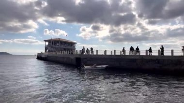 Moda, İstanbul, Türkiye. 29 Ekim 2022. Marmara Denizi ve Moda İskelesi manzarası İstanbul 'un Kadıköy ilçesinin Moda kıyısından sonbaharda