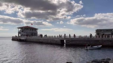 Moda, İstanbul, Türkiye. 29 Ekim 2022. Marmara Denizi ve Moda İskelesi manzarası İstanbul 'un Kadıköy ilçesinin Moda kıyısından sonbaharda