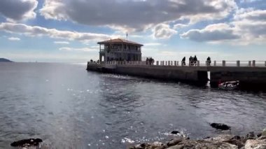 Moda, İstanbul, Türkiye. 29 Ekim 2022. Marmara Denizi ve Moda İskelesi manzarası İstanbul 'un Kadıköy ilçesinin Moda kıyısından sonbaharda