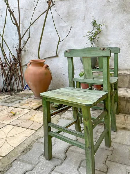 Drewniane Zielone Krzesła Wiejskim Domu Ogrodzie — Zdjęcie stockowe