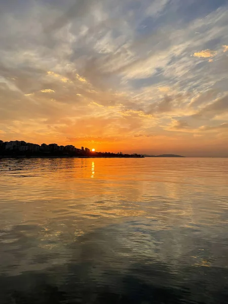 Auringonnousu Dramaattiset Pilvet Heijastukset Meressä — kuvapankkivalokuva
