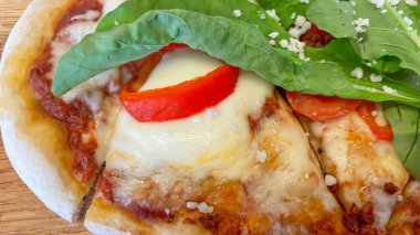 Peynirli ve sebzeli pizza.