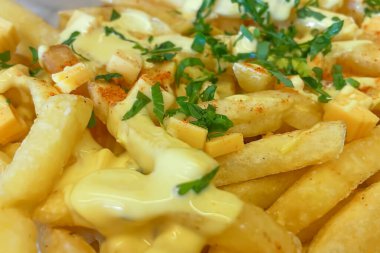 Soslu ve baharatlı kızarmış patates.