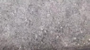 Arkaplan için süs havuzunda temiz su bulunan kum ve çakıl taşları