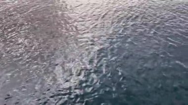 Deniz, dalgalar ve yansımalar bulutlu hava ve kışta