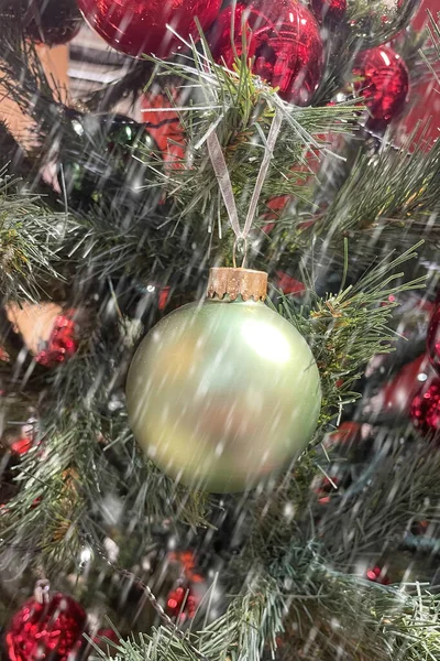 Árbol Pino Navidad Año Nuevo Con Decoraciones Efecto Nieve —  Fotos de Stock