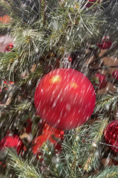 Karácsonyi Újévi Fenyőfa Díszítéssel Hóhatással — Stock Fotó