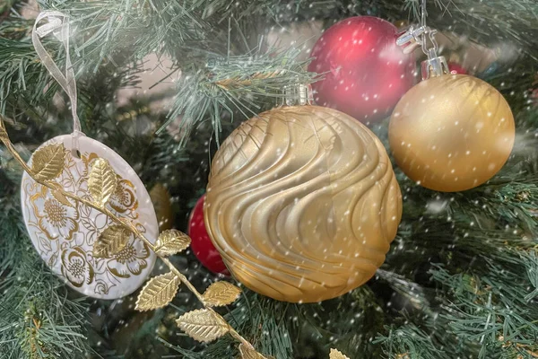 Árbol Pino Navidad Año Nuevo Con Decoraciones Efecto Nieve — Foto de Stock