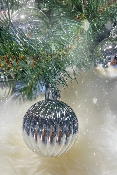 Árbol Pino Navidad Año Nuevo Con Decoraciones Efecto Nieve — Foto de Stock