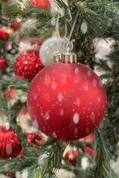 Kerst Nieuwjaar Dennenboom Met Decoraties Sneeuw Effect — Stockfoto