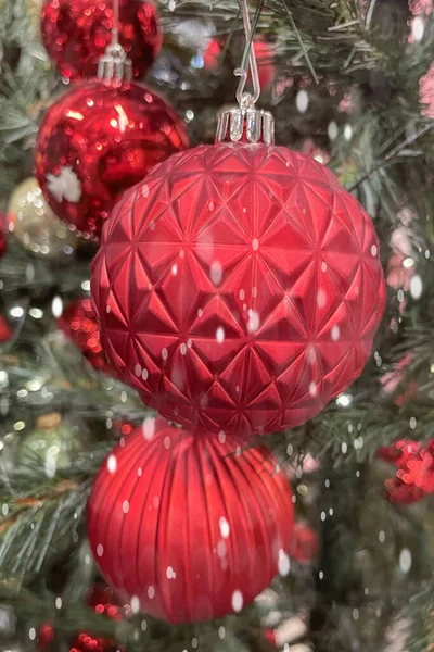 Kerst Nieuwjaar Dennenboom Met Decoraties Sneeuw Effect — Stockfoto