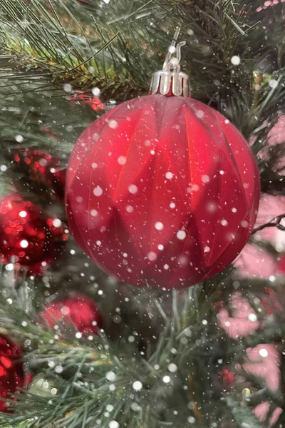 Рождественская Новогодняя Елка Декорациями Снежным Эффектом — стоковое фото