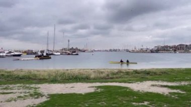 evilkoy, istanbul, Türkiye. 3 Aralık 2022 Deniz manzaralı ve kış mevsiminde İstanbul 'un Marmara Denizi kıyısında bir banliyö ilçesi olan Yeşilköy' den tekneler.