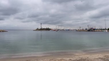 evilkoy, istanbul, Türkiye. 3 Aralık 2022 Deniz manzaralı ve kış mevsiminde İstanbul 'un Marmara Denizi kıyısında bir banliyö ilçesi olan Yeşilköy' den tekneler.