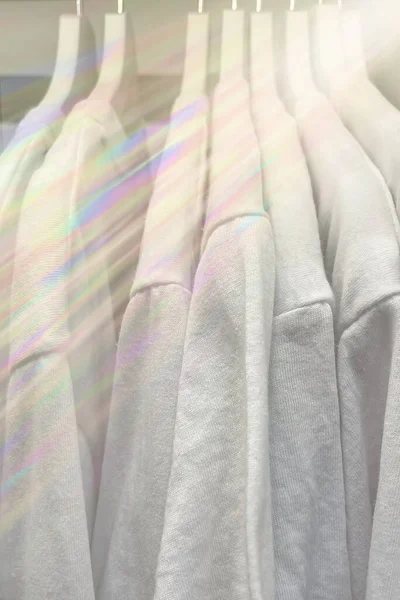 Vita Shirts Hängande Garderoben Med Regnbågseffekt — Stockfoto