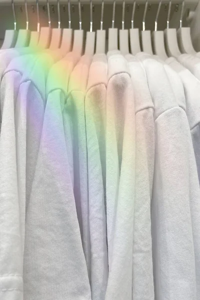 Camisetas Brancas Penduradas Armário Com Efeito Arco Íris — Fotografia de Stock