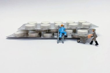 Minyatür işçiler, sağlık hizmetleri ve ilaç endüstrisi için su toplayan ilaç tabletleri