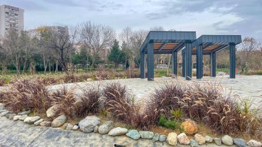 Atakoy, İstanbul, Türkiye. 10 Aralık 2022. Ayamama Yaşam Vadisi 'nden doğa manzarası ve ATakoy ilçesi ve İstanbul şehrindeki kamu parkı.