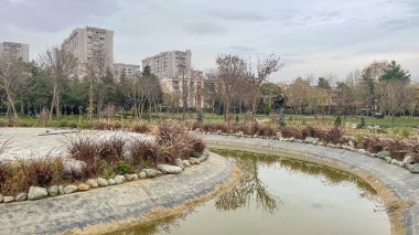 Atakoy, İstanbul, Türkiye. 10 Aralık 2022. Ayamama Yaşam Vadisi 'nden doğa manzarası ve ATakoy ilçesi ve İstanbul şehrindeki kamu parkı.