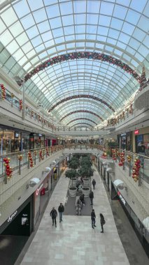 istinye, istanbul, Türkiye. 17 Aralık 2022. İstanbul 'da Noel ve Yeni Yıl. İstanbul 'un en lüks ve elit alışveriş merkezi olan istinyepark' tan mağazalar ve iç manzara.
