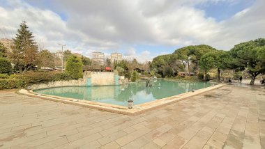 İstanbul hindisi. 25 Aralık 2022 Modern şehir yaşamı ve yeşil parklar. İstanbul 'un Göztepe ilçesindeki Özgürlük Parkı' ndan kış manzarası.