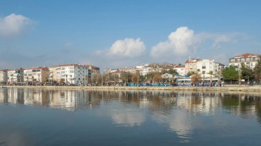 Silivri, İstanbul, Türkiye. 31 Aralık 2022 Marmara Denizi kıyısındaki Silivri 'nin kıyı manzarası güneşli bir Aralık gününde.