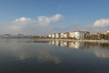 Silivri, İstanbul, Türkiye. 31 Aralık 2022 Marmara Denizi kıyısındaki Silivri 'nin kıyı manzarası güneşli bir Aralık gününde.