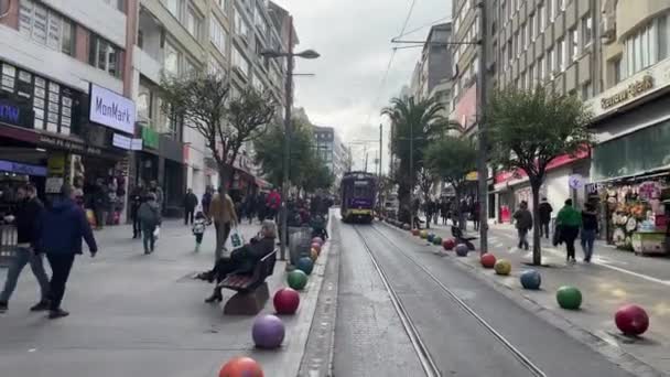 カディコイ イスタンブール トルコ 1月22 2023 イスタンブールと人々とバハリエの通りの景色でノスタルジックなトラムでカディコイからモダへの観光旅行 — ストック動画