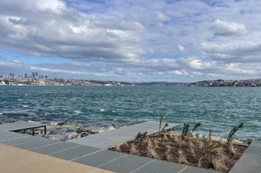 İstanbul, Türkiye. 11 Şubat 2023. Sarayburnu Halk Parkı 'ndan kışın İstanbul ve Boğaz manzarası.