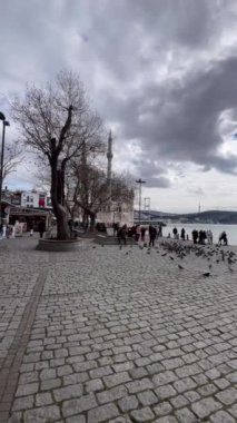 Ortakoy, İstanbul, Türkiye. 11 Şubat 2023. İstanbul 'un kışın Boğaziçi kıyısındaki tarihi ve turistik meydanı Ortakoy