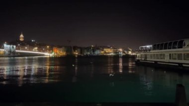 Türkiye, İstanbul. 17 Şubat 2023. Eminonu sahilinden tarihi İstanbul manzarası, Galata Köprüsü ve Boğaz sabah ve kış erken saatlerde.