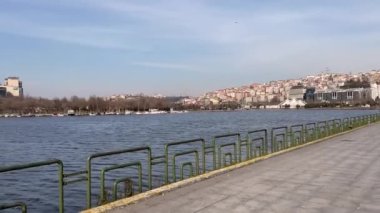 Haliç, İstanbul, Türkiye. 17 Şubat 2023. Altın Boynuz, Türkiye 'nin İstanbul kentindeki İstanbul Boğazı' nın ana girişidir. Kışın Altın Boynuz 'dan doğa manzarası.