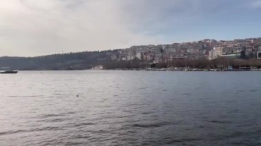 Haliç, İstanbul, Türkiye. 17 Şubat 2023. Altın Boynuz, Türkiye 'nin İstanbul kentindeki İstanbul Boğazı' nın ana girişidir. Kışın Altın Boynuz 'dan doğa manzarası.