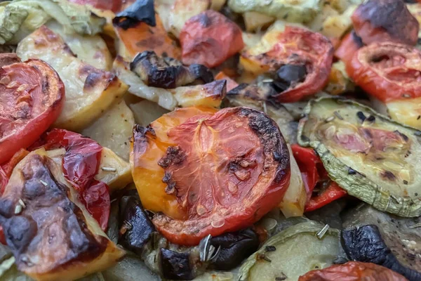 Patatesleri Patlıcanla Domatesle Soğanla Kapat — Stok fotoğraf
