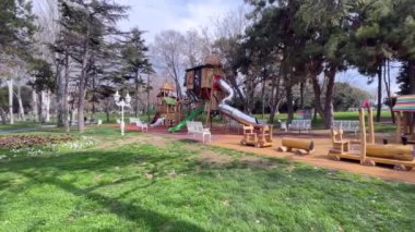 Florya, İstanbul, Türkiye. 11 Mart 2023. Florya Marmara Denizi kıyısında. Yürüme yolları, dinlenme alanları, Yeşil doğa, sosyal tesisler, kış mevsiminde halk parkı.