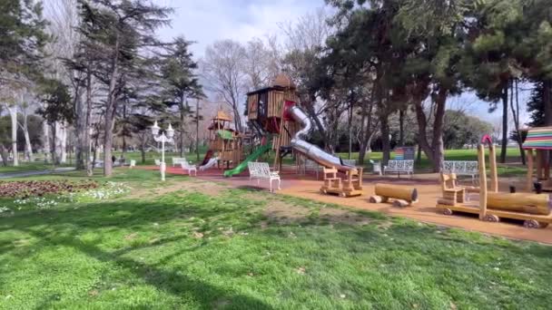 3月11 2023 Marmara海の海岸沿いのFlorya地区 散策路 休憩所 緑の自然 社会施設 冬の公園 — ストック動画