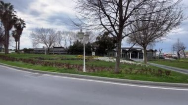 Florya, İstanbul, Türkiye. 11 Mart 2023. Florya Marmara Denizi kıyısında. Yürüme yolları, dinlenme alanları, Yeşil doğa, sosyal tesisler, kış mevsiminde halk parkı.