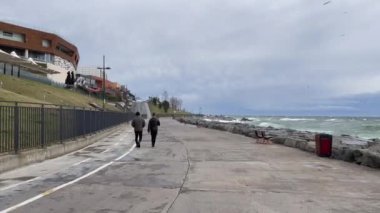Florya, İstanbul, Türkiye. 11 Mart 2023. Florya Marmara Denizi kıyısında. Yürüme yolları, dinlenme alanları, Yeşil doğa, sosyal tesisler, kış mevsiminde halk parkı.