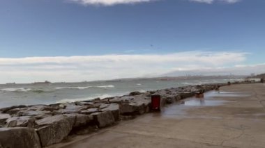 Florya, İstanbul, Türkiye. 11 Mart 2023. Florya Marmara Denizi kıyısında. Yürüme yolları, dinlenme alanları, Yeşil doğa, sosyal tesisler, kış mevsiminde halk parkı.