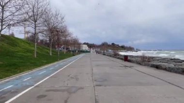 Florya, İstanbul, Türkiye. 11 Mart 2023. Florya Marmara Denizi kıyısında. Yürüme yolları, dinlenme alanları, Yeşil doğa, sosyal tesisler, kış mevsiminde halk parkı.