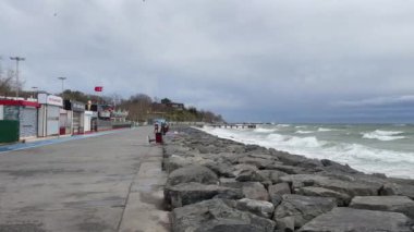Florya, İstanbul, Türkiye. 11 Mart 2023. Florya Marmara Denizi kıyısında. Yürüme yolları, dinlenme alanları, Yeşil doğa, sosyal tesisler, kış mevsiminde halk parkı.