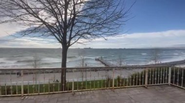 Florya, İstanbul, Türkiye. 11 Mart 2023. Florya Marmara Denizi kıyısında. Yürüme yolları, dinlenme alanları, Yeşil doğa, sosyal tesisler, kış mevsiminde halk parkı.