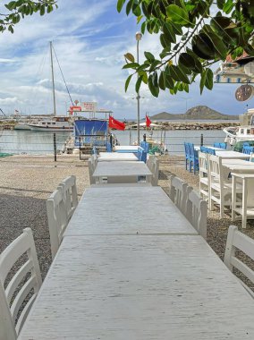 Yalikavak, Bodrum, Mugla, Türkiye. 16 Mart 2023. Yalikavak yerli ve yabancı turistler için mükemmel bir tatil beldesi. Berrak turkuaz denizi, güzel plajları ve marinası ile ünlü Yalikavak turistik manzarası..