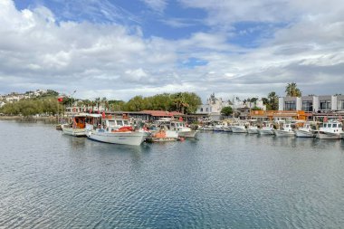 Yalikavak, Bodrum, Mugla, Türkiye. 16 Mart 2023. Yalikavak yerli ve yabancı turistler için mükemmel bir tatil beldesi. Berrak turkuaz denizi, güzel plajları ve marinası ile ünlü Yalikavak turistik manzarası..