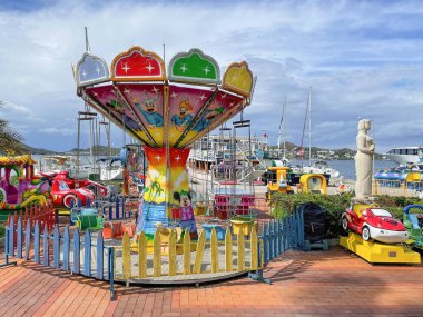 Yalikavak, Bodrum, Mugla, Türkiye. 16 Mart 2023. Yalikavak yerli ve yabancı turistler için mükemmel bir tatil beldesi. Berrak turkuaz denizi, güzel plajları ve marinası ile ünlü Yalikavak turistik manzarası..